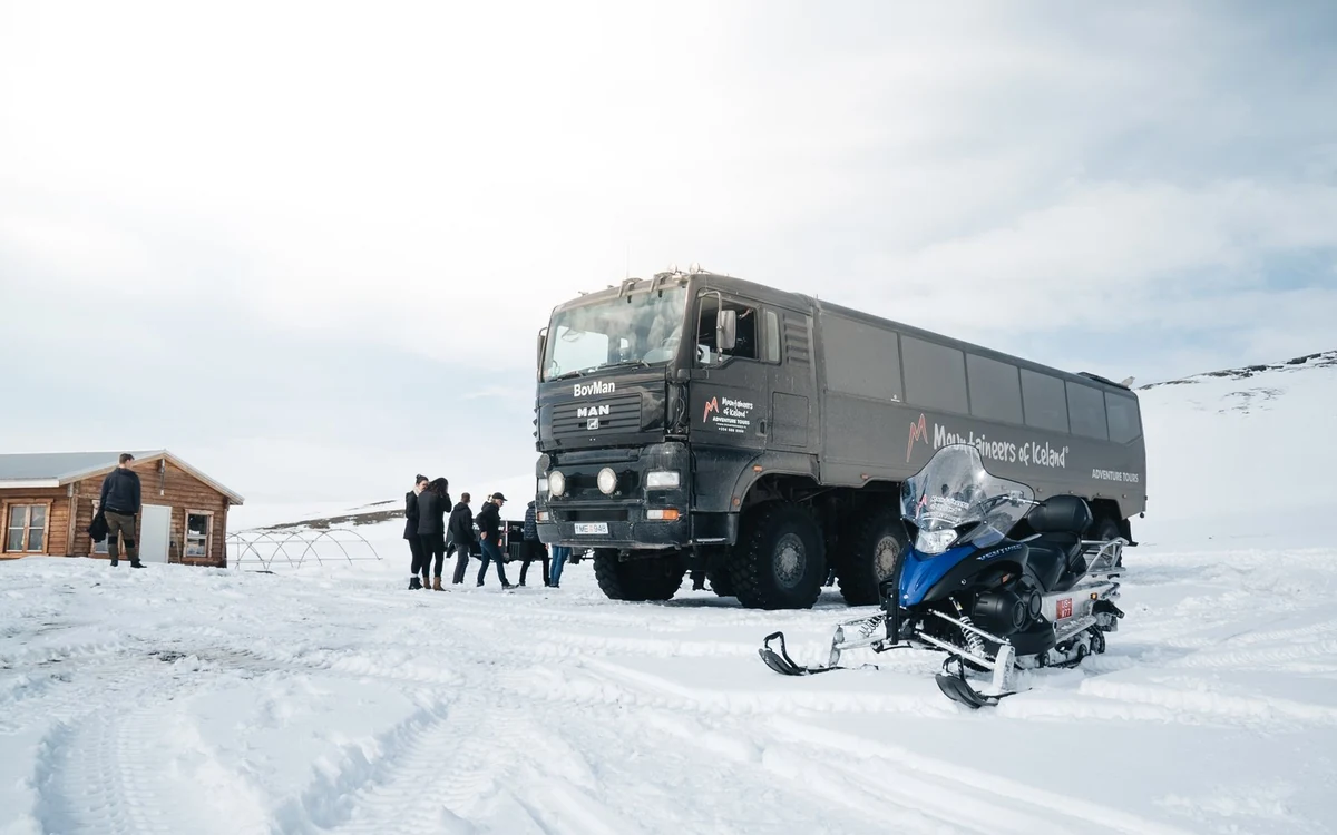 Ein umgebauter Truck mit überdimensionalen Reifen, geparkt auf dem Schnee einer Eiskappe