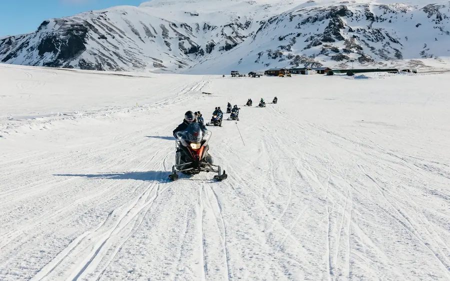 Ab Reykjavik: Golden Circle und Gletscher-Schneemobiltour